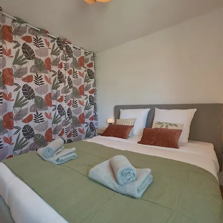Appartement, Terrasse, Piscine, Netflix Et Wi-fi *